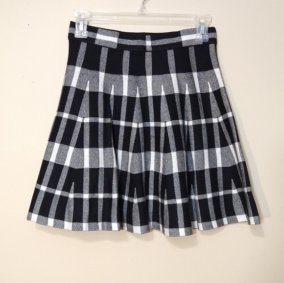 🌹Forever 21 Black and White Plaid Circle/Skater Skirt Medium - Picture 2 of 5
